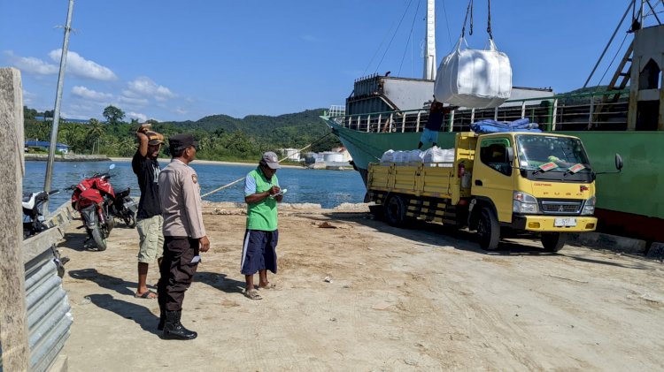 KP3 Laut Reo : Pengamanan Aktifitas Bongkar Muat di Pelabuhan Laut Kelas II Reo Berlangsung Lancar