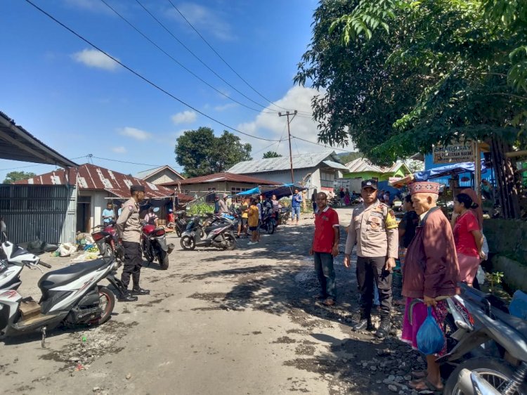 Patroli Kamtibmas di Pasar Narang: Bripka Arsel Liunima dan Briptu Richard Mandiri Berikan Himbauan Keamanan