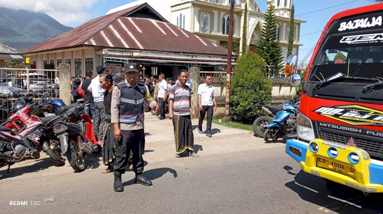 Kapospol Lelak pimpin Pengamanan Misa Arwah dan Pemakaman Alm. RD. Patris Bolla