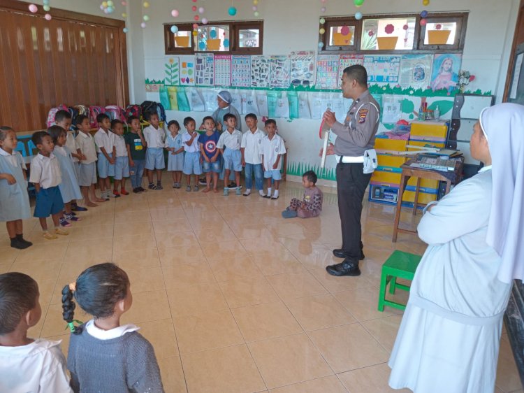 Polisi Sahabat Anak : Sat. Lantas Polres Manggarai Sosialisasikan Keselamatan Berlalu Lintas di TK Hati Kudus Yesus