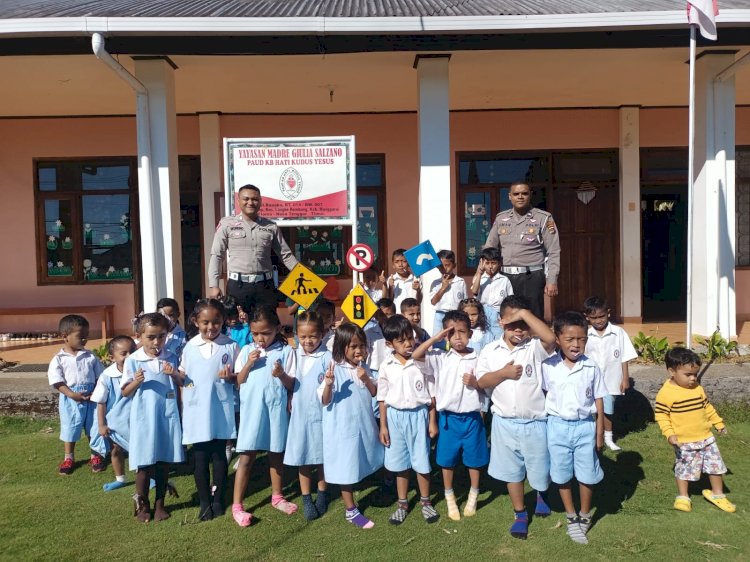 Polisi Sahabat Anak : Sat. Lantas Polres Manggarai Sosialisasikan Keselamatan Berlalu Lintas di TK Hati Kudus Yesus