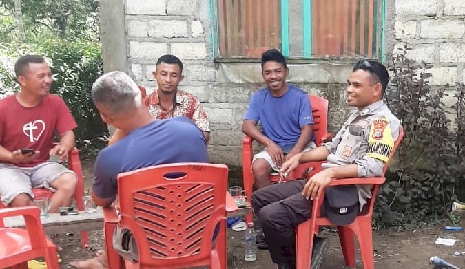 Patroli Dialogis dan Sambang oleh Bripka Stanislaus K. Tandi, Bhabinkamtibmas Kecamatan Reok Barat