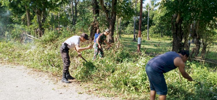 Bhabinkamtibmas Aipda Syamsul Rizal dan Warga Kelurahan Baru Laksanakan Kerja Bakti Bersama