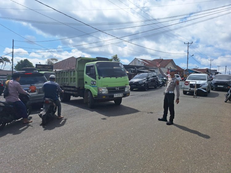 Sholat Jumat di Masjid Agung Baiturahman, Sat. Lalu Lintas Polres Manggarai Laksanakan Pengamanan