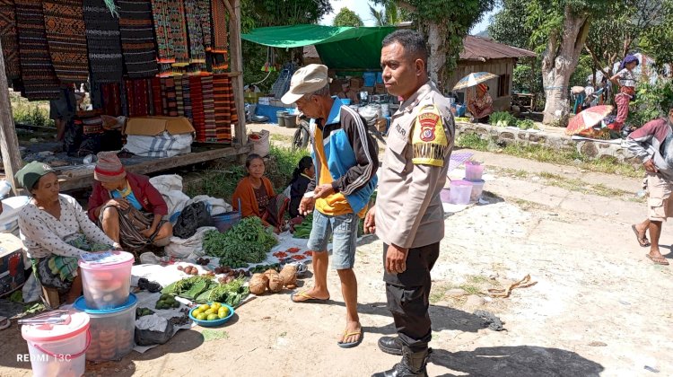 Patroli Dialogis Bhabinkamtibmas di Pasar Rakyat Ketang untuk Menjaga Keamanan dan Mencegah Tindak Pidana