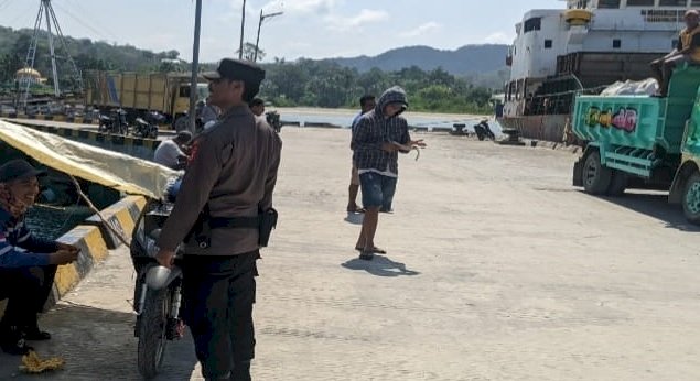 KP3 Laut Reo : Pengamanan Aktivitas Bongkar Muat di Pelabuhan Laut Kelas II Reo berlangsung Aman