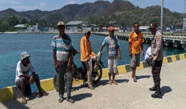 KP3 Laut Reo : Pengamanan Aktivitas Bongkar Muat di Pelabuhan Laut Kelas II Reo berlangsung Aman