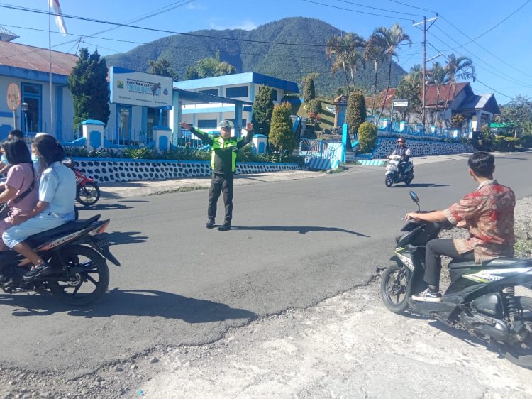 Pastikan Ibadah Minggu berlangsung aman. Personil Polres Manggarai laksanakan Pengamanan Gereja di Wilayah Hukum Polres Manggarai