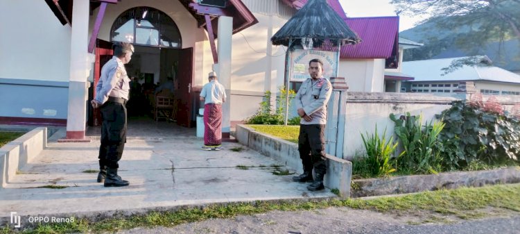 Personil Polsek Cibal Laksanakan Pengamanan Perayaan Misa di Gereja Paroki Kristus Raja Pagal