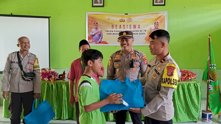 Pembagian Beasiswa Bagi Siswa Berprestasi dalam Rangka Hari Bhayangkara ke-78 Tahun 2024 di Lingkungan Polres Manggarai