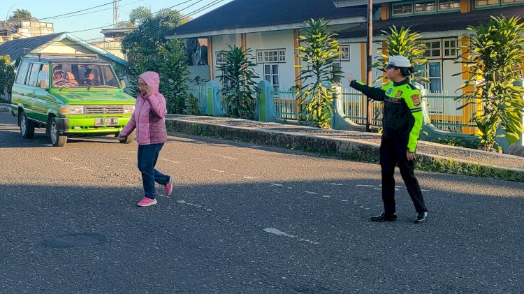 Sat. lantas Polres Manggarai Laksanakan Pengamanan dan Pengaturan Arus Lalu Lintas Pagi