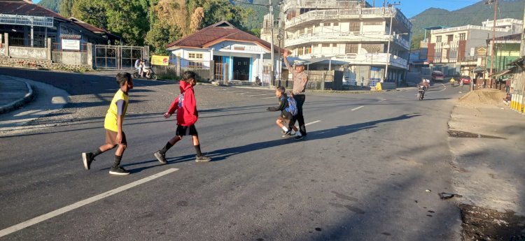 Sat. lantas Polres Manggarai Laksanakan Pengamanan dan Pengaturan Arus Lalu Lintas Pagi