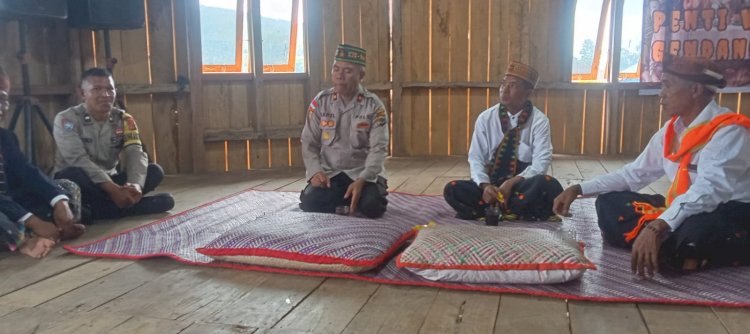 Bhabinkamtibmas Kecamatan Ruteng, AIPDA Arkadius M. Arno, Amankan Acara Adat Penti di Gendang Anam