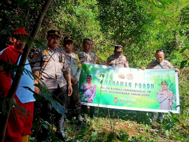 Bakti Lingkungan Penanaman Anakan Pohon Dalam Rangka Hari Bhayangkara Ke-78 Tahun 2024 Tingkat Polres Manggarai