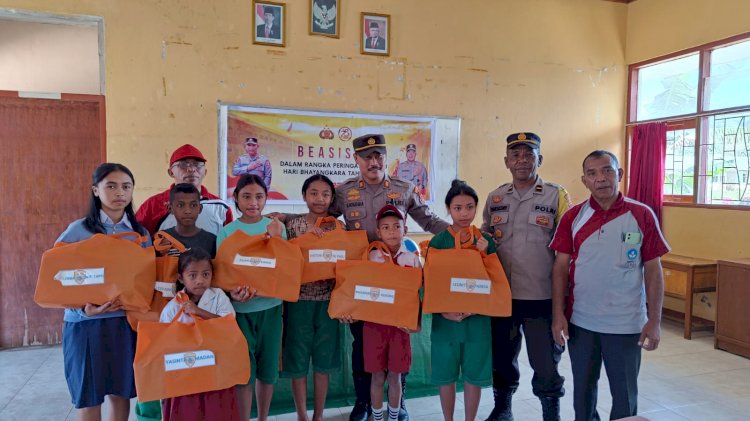 Polres Manggarai Gelar Pembagian Beasiswa Bagi Siswa Berprestasi dalam Rangka Memperingati Hari Bhayangkara Ke-78 Tahun 2024