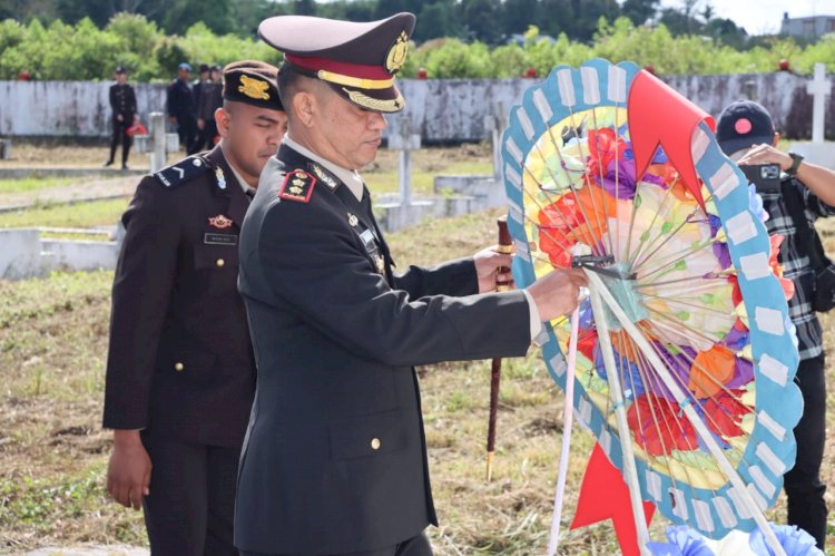 Upacara Ziarah Rombongan dan Tabur Bunga di Taman Makam Pahlawan Lalong Tana Karot dalam Rangka Hari Bhayangkara Ke-78 Tingkat Polres Manggarai