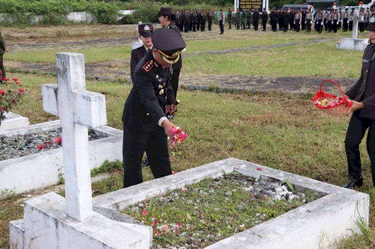 Upacara Ziarah Rombongan dan Tabur Bunga di Taman Makam Pahlawan Lalong Tana Karot dalam Rangka Hari Bhayangkara Ke-78 Tingkat Polres Manggarai