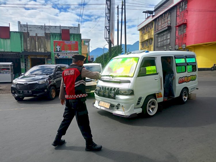 Sat. Samapta Polres Manggarai Gelar Patroli Dialogis dan Pengaturan Lalu Lintas di Ruteng