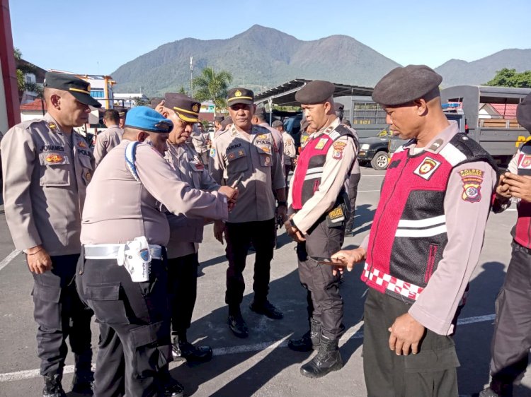 Dukung Pemberantasan Judi Online, Waka Polres Manggarai Pimpin Pengecekan HP Personil Polres Manggarai