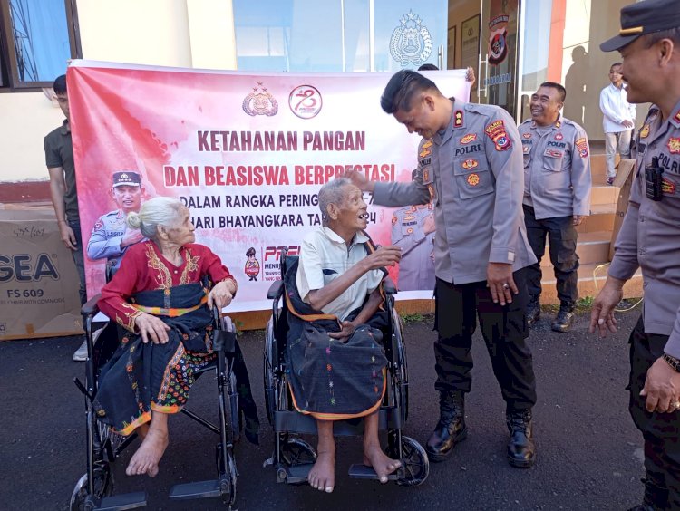 Berbagi Kasih di Hari Bhayangkara ke-78 Tahun 2024, Kapolres Manggarai Serahkan Bantuan Sosial Berupa Kursi Roda