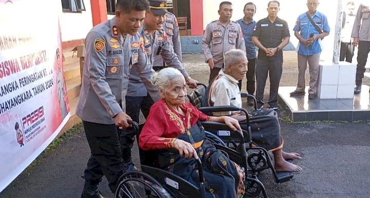 Berbagi Kasih di Hari Bhayangkara ke-78 Tahun 2024, Kapolres Manggarai Serahkan Bantuan Sosial Berupa Kursi Roda