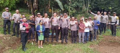 Polres Manggarai Gelar Program Penanaman Pohon dalam rangka Hari Bhayangkara ke-78 Tahun 2024.