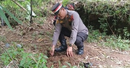 Polres Manggarai Gelar Program Penanaman Pohon dalam rangka Hari Bhayangkara ke-78 Tahun 2024.