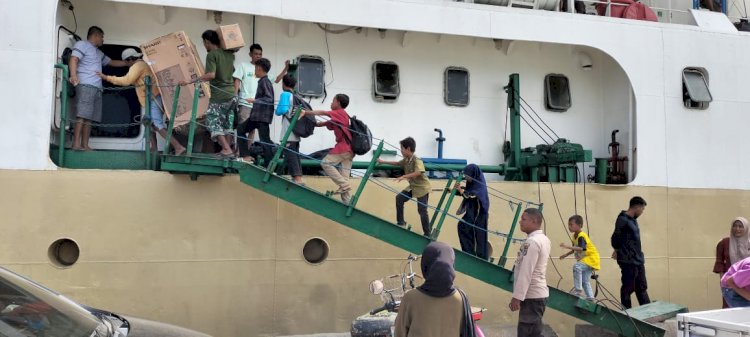 KP3 Laut : Pengamanan Kapal Penumpang di Pelabuhan Laut Reo Berjalan Lancar