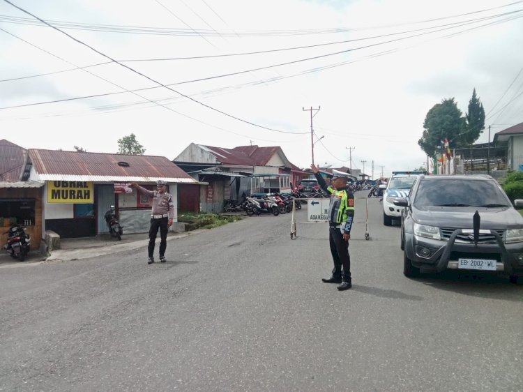 Sat. Lalu Lintas Polres Manggarai Laksanakan Pengamanan Sholat Jumat di Masjid Agung Baiturahman Ruteng