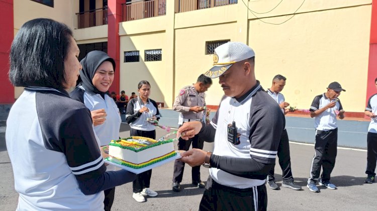 Polres Manggarai Gelar Acara Ulang Tahun Bagi Personel yang Berulang Tahun pada Bulan Juni 2024