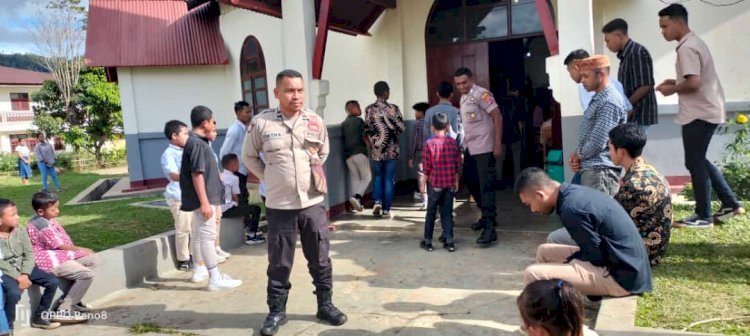 Personil Polsek Cibal Laksanakan Tugas Pengamanan Perayaan Misa di Gereja Paroki Kristus Raja Pagal