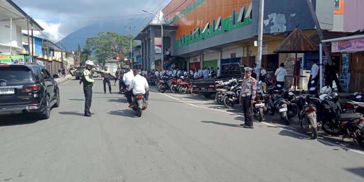 Sat. Lantas Polres Manggarai Amankan dan Atur Arus Lalin pada Kegiatan Pengukuhan dan Pengesahan Perpanjangan Masa Jabatan Kepala Desa dan BPD di Gedung MCC Ruteng.