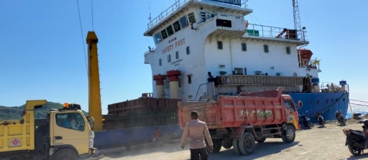 KP3 Laut Pelabuhan Reo Laksanakan Pengamanan Aktivitas Bongkar Muat di Pelabuhan Laut Kelas II Reo