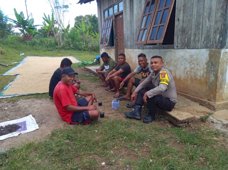 Bripka Yoni Tandungan Jaga Situasi Kamtibmas dengan Patroli dan Sambang Warga di Kecamatan Ruteng