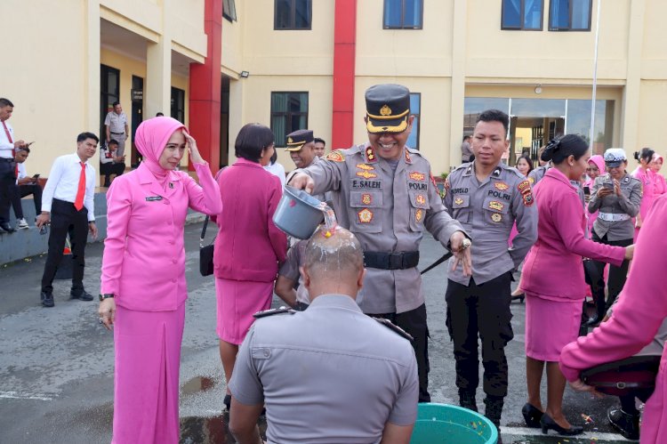 Tradisi Siraman Air Kembang Warnai Upacara Kenaikan Pangkat Bintara Polri Polres Manggarai Periode 01 Juli 2024