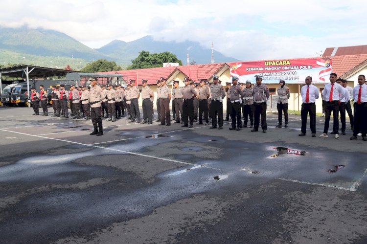 Tradisi Siraman Air Kembang Warnai Upacara Kenaikan Pangkat Bintara Polri Polres Manggarai Periode 01 Juli 2024