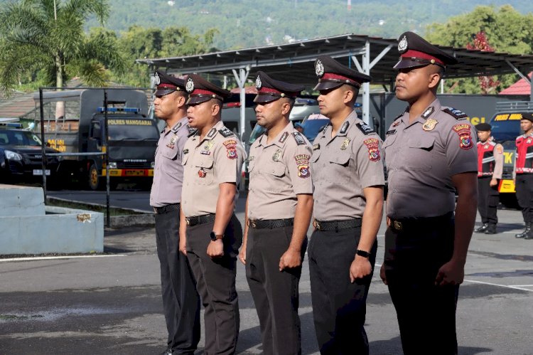 Tradisi Siraman Air Kembang Warnai Upacara Kenaikan Pangkat Bintara Polri Polres Manggarai Periode 01 Juli 2024