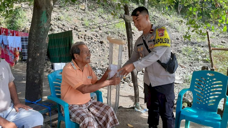 Kapolsek Reo Salurkan Bantuan Tongkat kepada Warga yang Membutuhkan