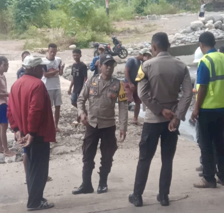 Kapospol Satarmese Barat dan Bhabinkamtibmas Lakukan Patroli Sambang di Desa Satar Ruwuk