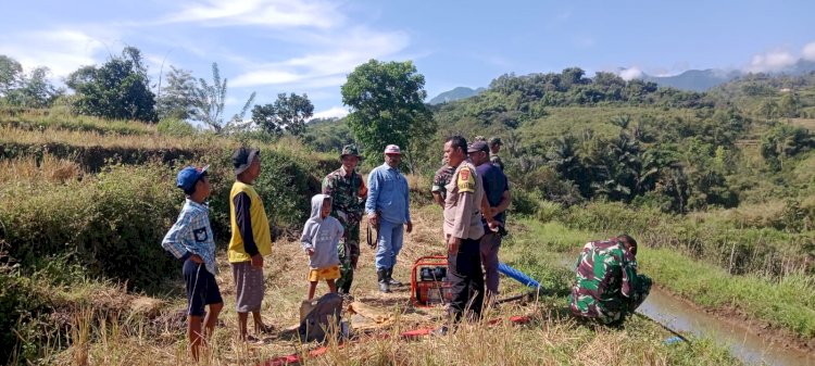 Bhabinkamtibmas Kecamatan Wae Ri’i damping PPL dalam Penyerahan Bantuan Water Pump untuk Kelompok Tani Desa Bangka Kenda