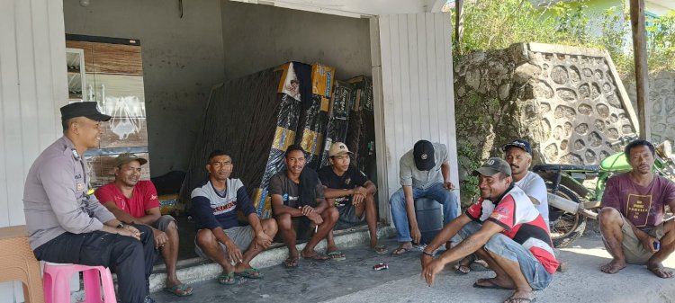 Bhabinkamtibmas Kecamatan Langke Rembong Laksanakan Patroli Dialogis, Sampaikan Himbauan Kamtibmas