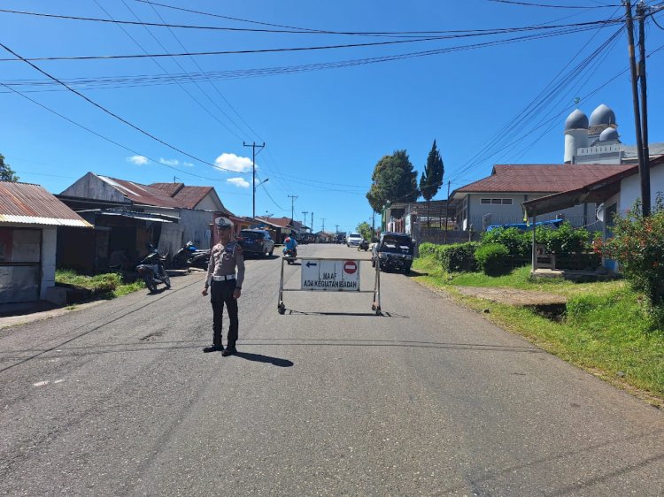 Pastikan Keamanan dan Kenyamanan Sholat Jumat di Masjid Agung Baiturahman Ruteng, Sat. Lantas Polres Manggarai Laksanakan Pengamanan