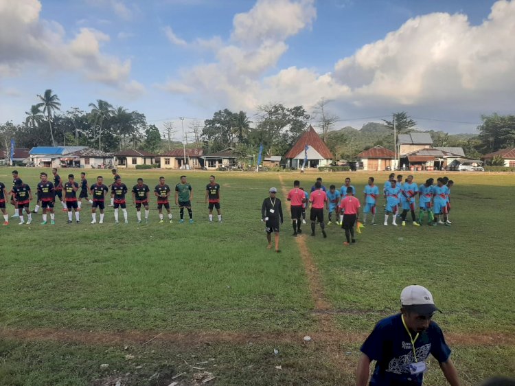 Bhabinkamtibmas Reok Barat Laksanakan Pengamanan Pertandingan Sepak Bola dan Bola Voli dalam Rangka Ulang Tahun Paroki Kajong ke-17