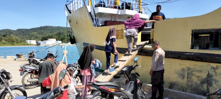 KP3 Laut Pelabuhan Reo Laksanakan Pengamanan Keberangkatan Kapal Penumpang di Pelabuhan Laut Reo