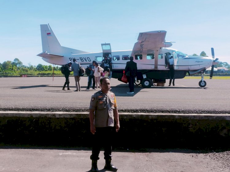 Pengamanan Pesawat di Bandara Frans Sales Lega Ruteng oleh KP3 Udara