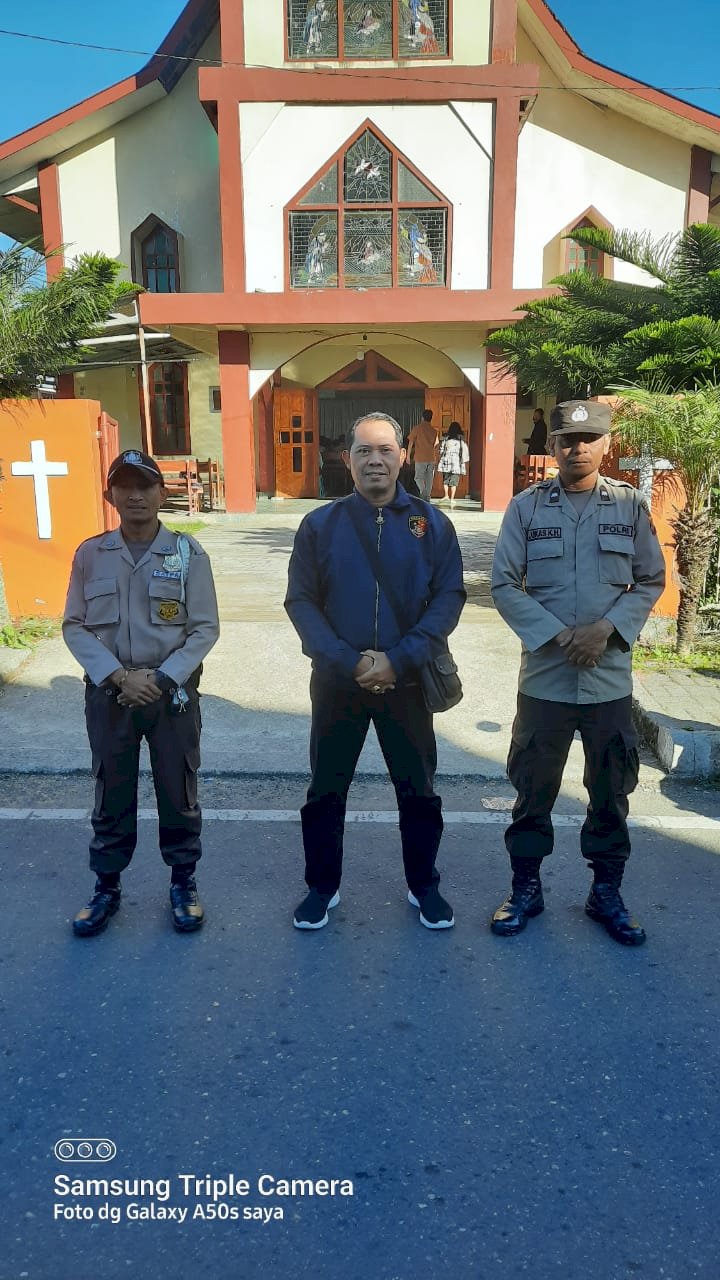 Pengamanan Gereja oleh Personil Polres Manggarai, wujudkan rasa aman dan nyaman Ibadah Minggu Umat Kristiani