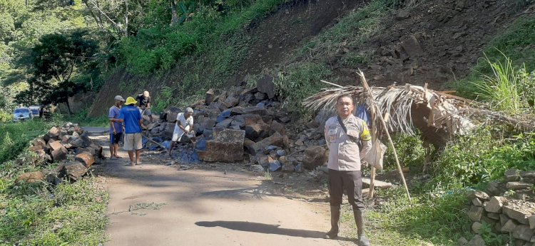 Bhabinkamtibmas Kecamatan Cibal, Aipda Ramly Yulius Ider Budiman, Tinjau Lokasi Tanah Longsor di Jalur Pagal Menuju Kampung Bea Mese