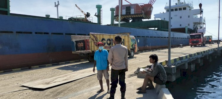 KP3 Laut Reo Jamin Aktivitas Bongkar Muat di Pelabuhan Laut Kelas II Reo berlangsung aman dan lancar.