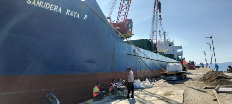 KP3 Laut Reo Jamin Aktivitas Bongkar Muat di Pelabuhan Laut Kelas II Reo berlangsung aman dan lancar.