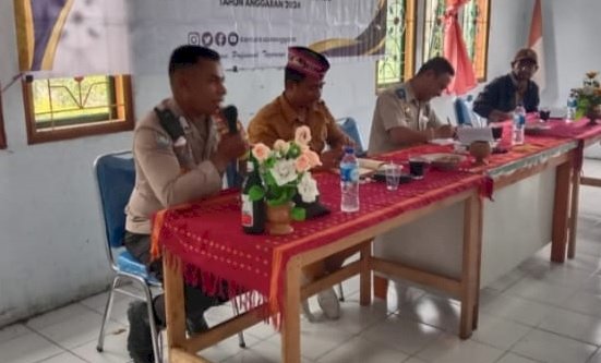 Bhabinkamtibmas Bripka Arsel Liunima Hadiri Sosialisasi PTSL di Desa Terong, Satarmese Barat